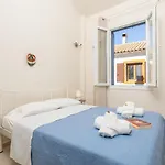 Flora Maisonettes 1 Гайос